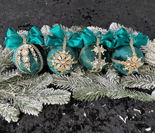 Load image into Gallery viewer, 1 Set Of 5 Christmas BaublesChristmas Velvet Ornaments/Christmas  Green Balls/Christmas Green  Rhinestones Balls/Rhinestones Ornaments Balls/Tree Set Deco
